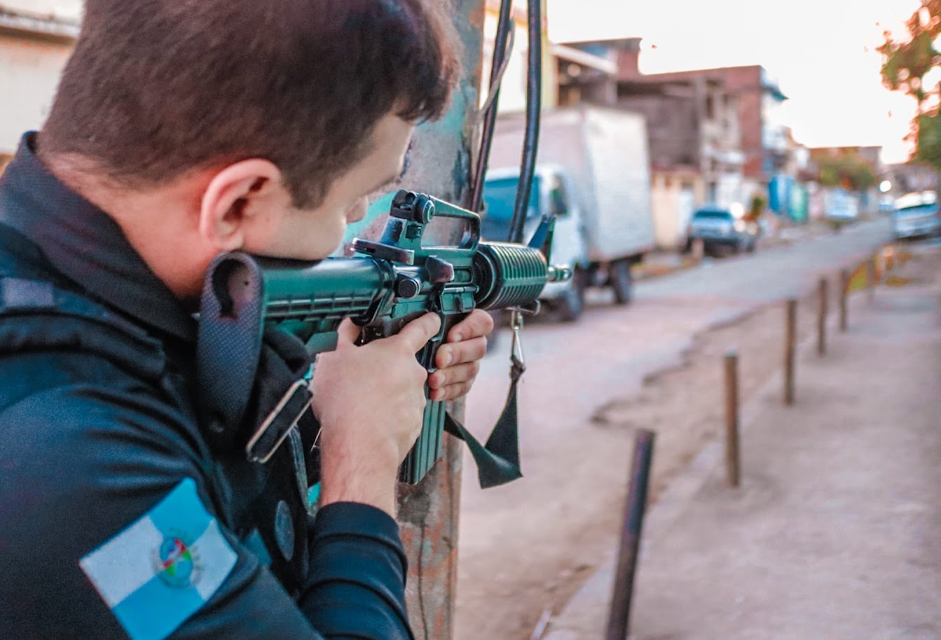Nova etapa da Operação Contenção no Rio de Janeiro nesta quinta-feira, 15/01: ação integrada prendeu seis suspeitos na Vila Kennedy e busca desarticular redes do Comando Vermelho | Divulgação/Governo do RJ