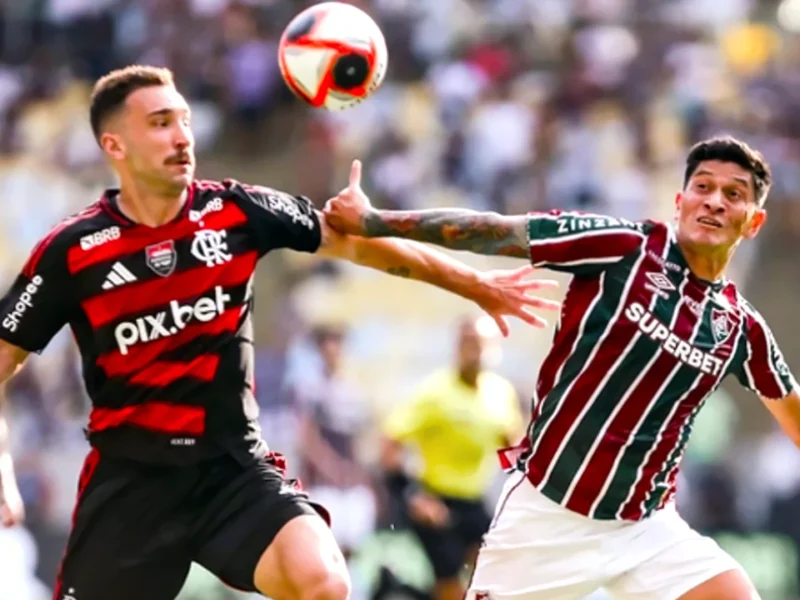 Jogadores de Flamengo e Fluminense em disputa acirrada de bola durante clássico no Maracanã; o jogo é o destaque principal do concurso 1230 da Loteca.