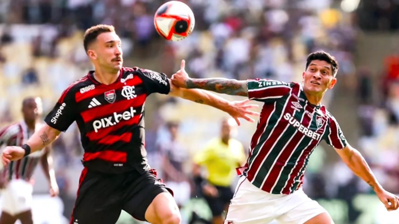 Jogadores de Flamengo e Fluminense em disputa acirrada de bola durante clássico no Maracanã; o jogo é o destaque principal do concurso 1230 da Loteca.