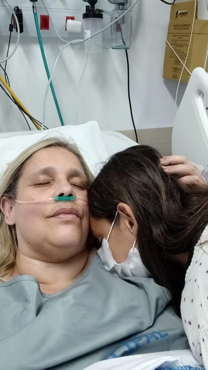 PATRICIA-COM-A-FILHA-675x1200 A mão única da solidariedade: Patrícia Nunes, ativista animal e de mulheres, agoniza à espera de um milagre