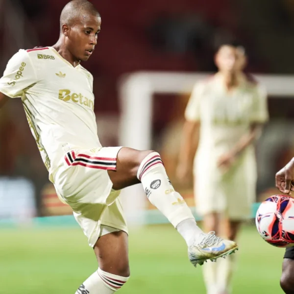 Pelo placar de 3x0, Volta Redonda derrota o Flamengo em jogo marcado por expulsão e gols anulados com ajuda do VAR.