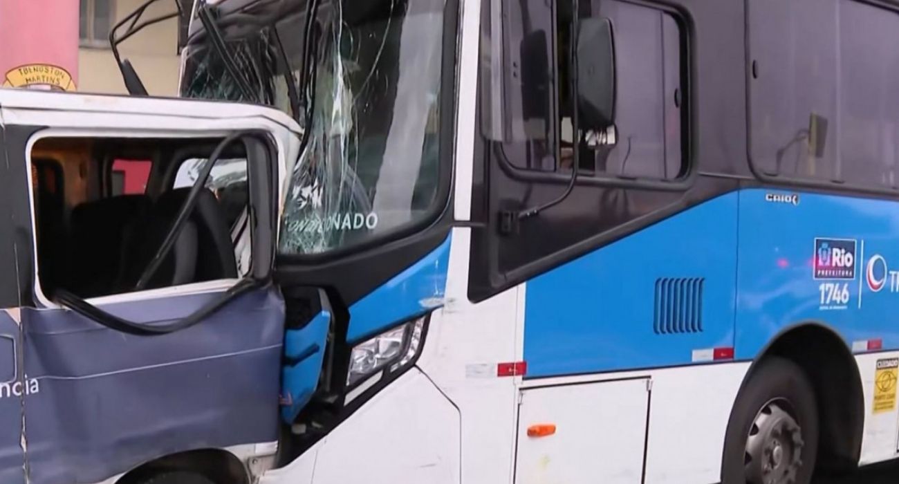 Acidente envolvendo ônibus e veículos da Prefeitura do Rio na Presidente Vargas deixa frente de ônibus destruido