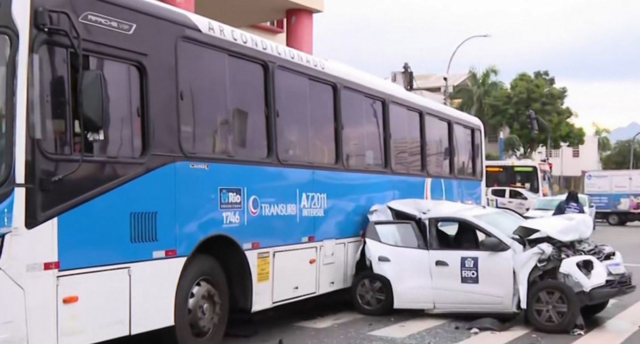 Acidente envolvendo ônibus e veículos da Prefeitura do Rio na Presidente Vargas