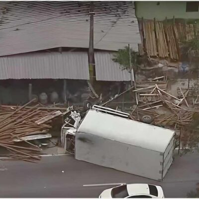 Acidente na RJ-106 com caminhão tombado espalha carga de madeira em Várzea das Moças
