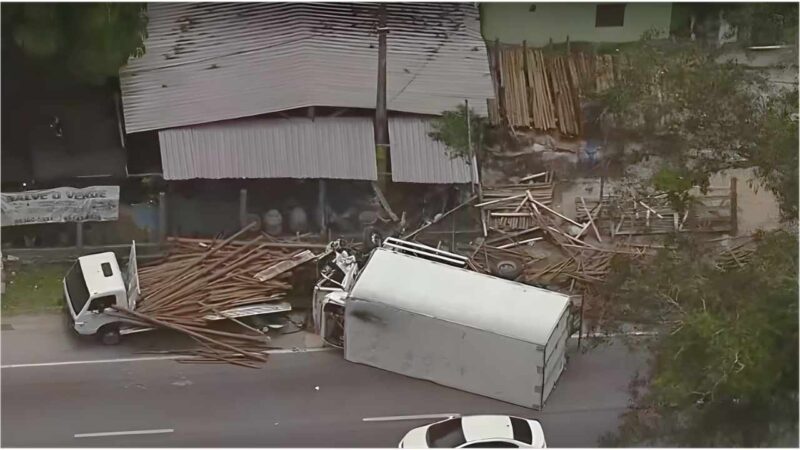 Acidente na RJ-106 com caminhão tombado espalha carga de madeira em Várzea das Moças
