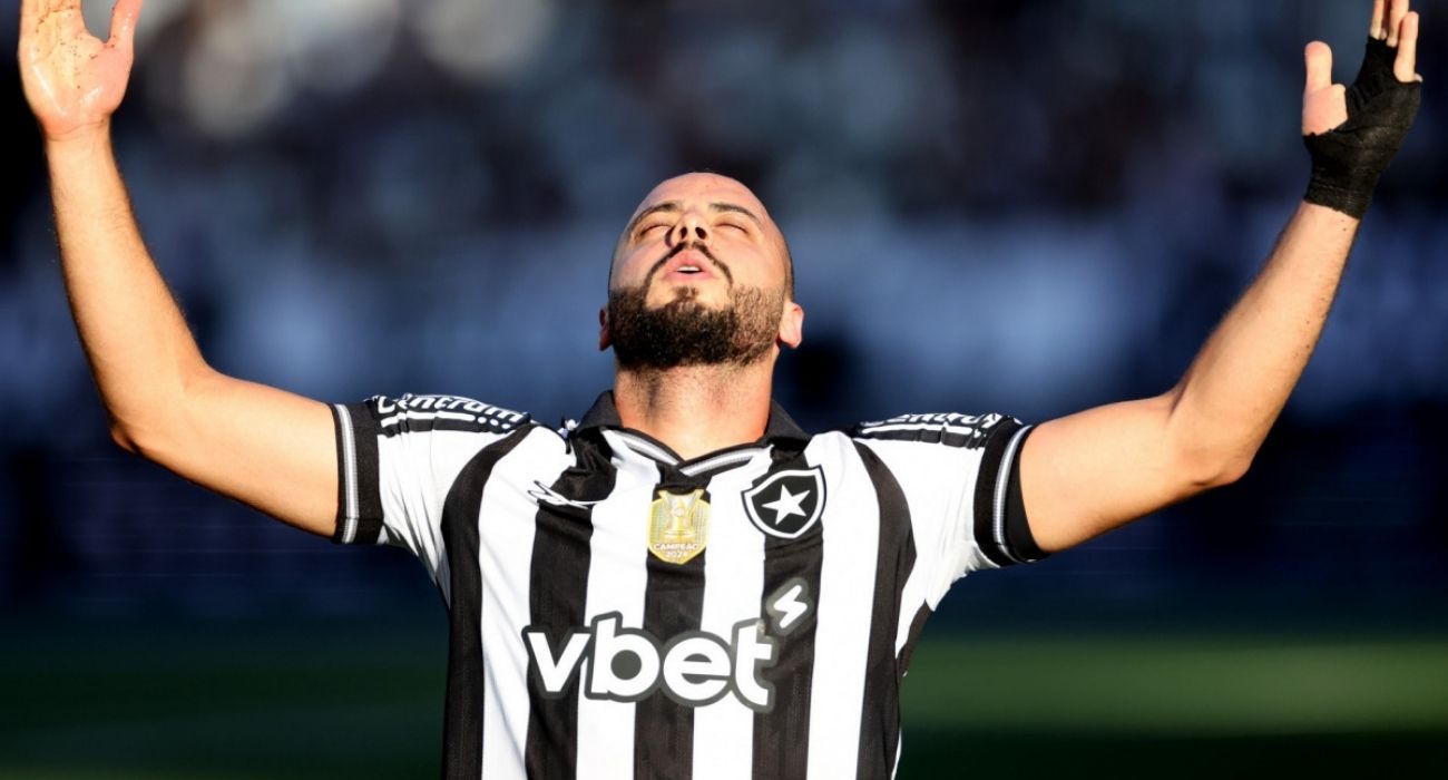 Arthur Cabral durante partida pelo Botafogo