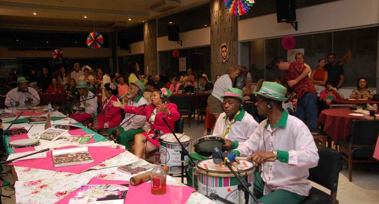 Baile de Carnaval do Clube Central celebra o samba com all inclusive e música ao vivo