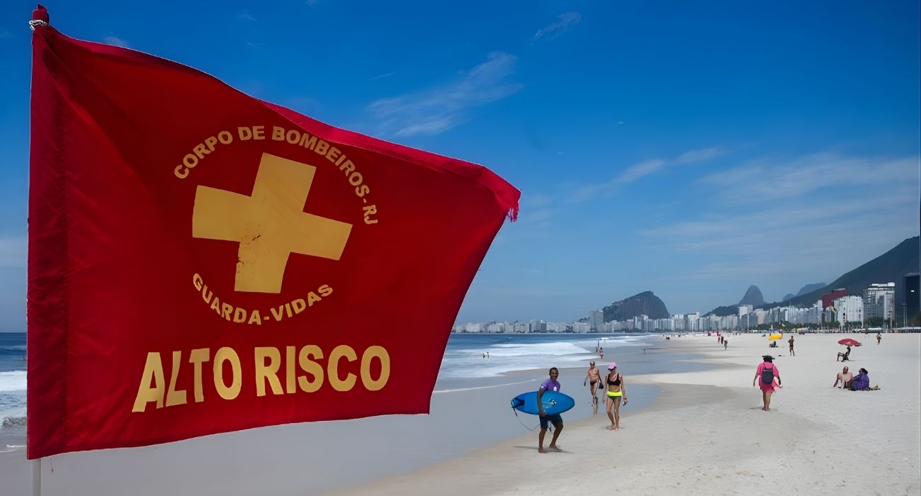 Bombeiros realizam buscas por adolescente no mar de Copacabana Bombeiros realizam buscas por adolescente no mar de Copacabana