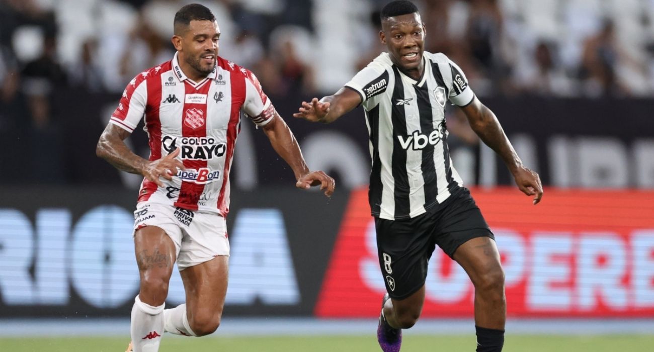 Patrick de Paula em ação pelo Botafogo durante partida oficial
