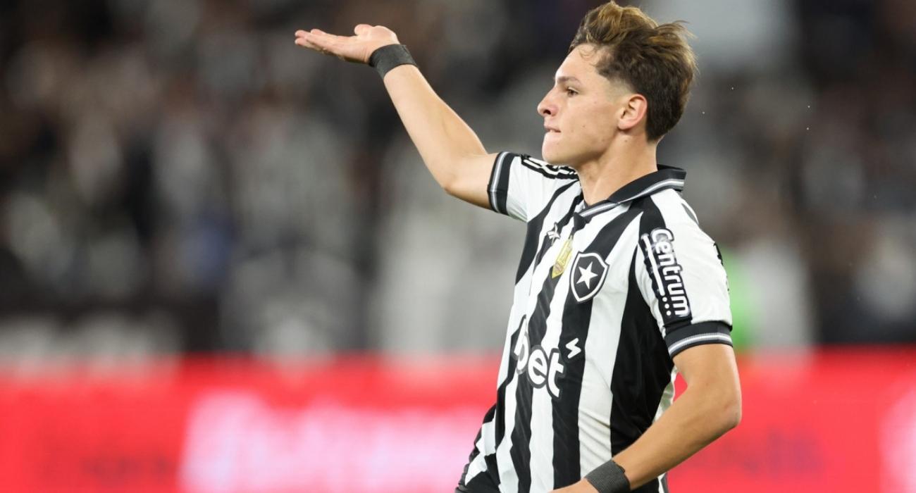 Montoro comemorando após marcar na vitória do Botafogo