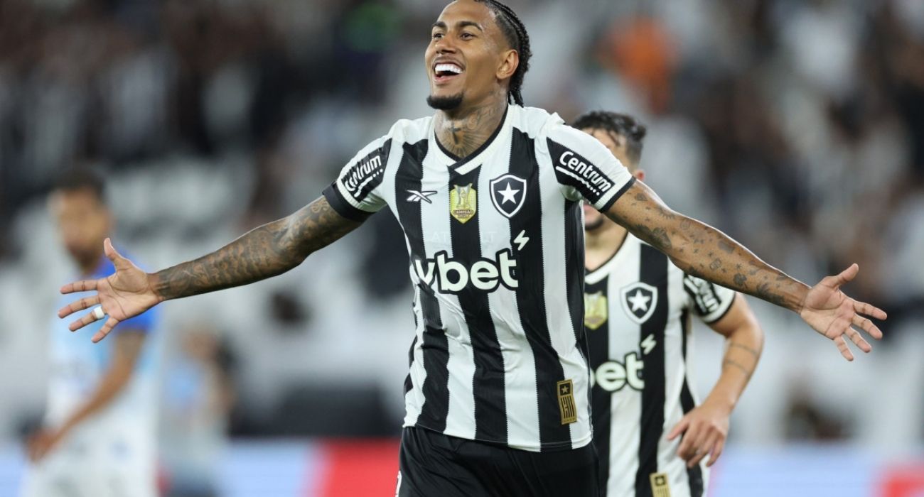 Rwan Cruz durante partida pelo Botafogo no Nilton Santos