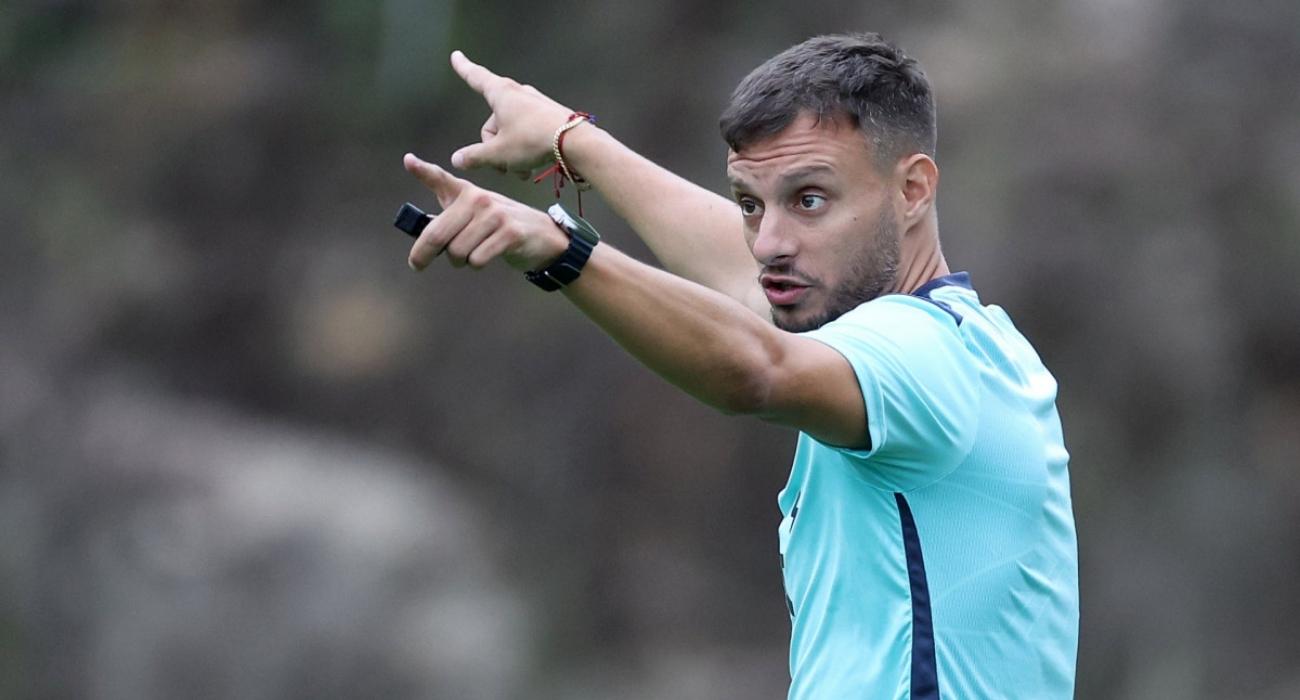 Técnico Martín Anselmi, do sub-20 do Botafogo durante treino no CT Lonier