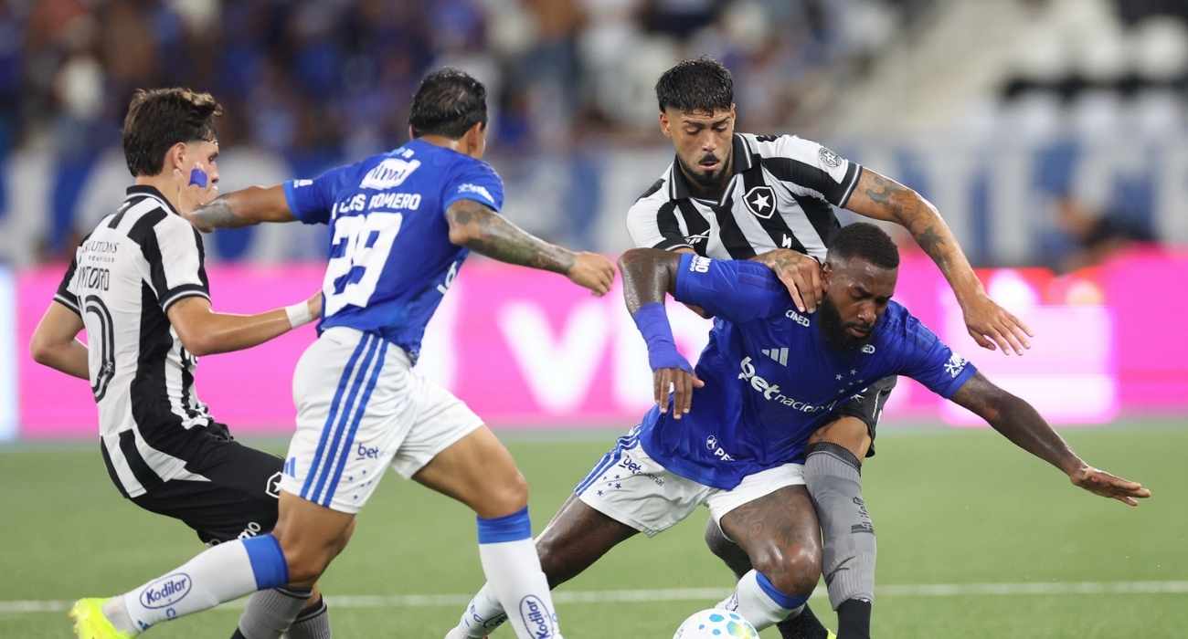 Barboza em dividida de bola com jogador do Cruzeiro