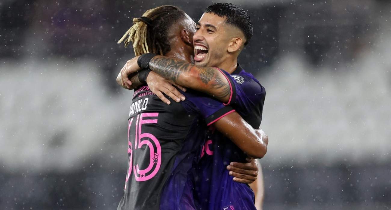 Jogadores comemorando a vitória do Botafogo em cima do Bangu no Nilton Santos pelo Campeonato Carioca