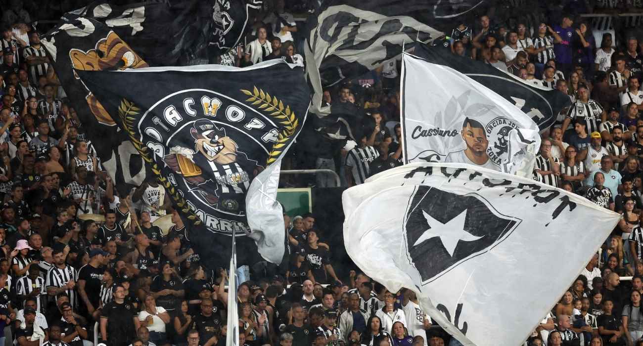 Torcida comemora vitória do Botafogo em cima do Bangu no Nilton Santos pelo Campeonato Carioca