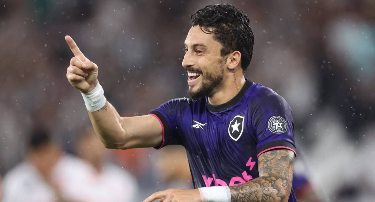 Alex Telles comemora gol na vitória do Botafogo sobre o Bangu Alex Telles comemora gol na vitória do Botafogo sobre o Bangu