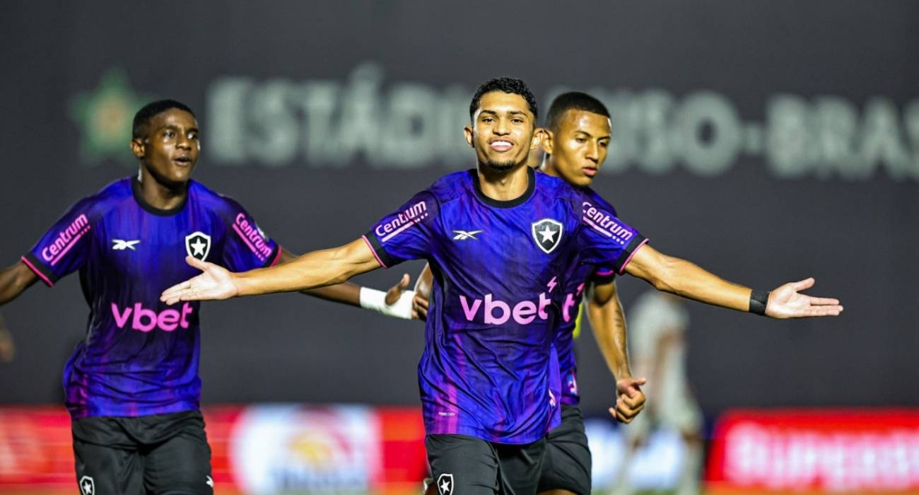 Jogadores do Botafogo comemoram gol contra a Portuguesa no Carioca