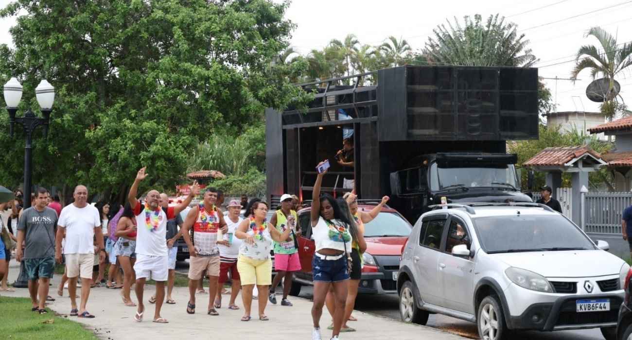 Foliões participam do Esquenta de Carnaval 2026 em Araruama