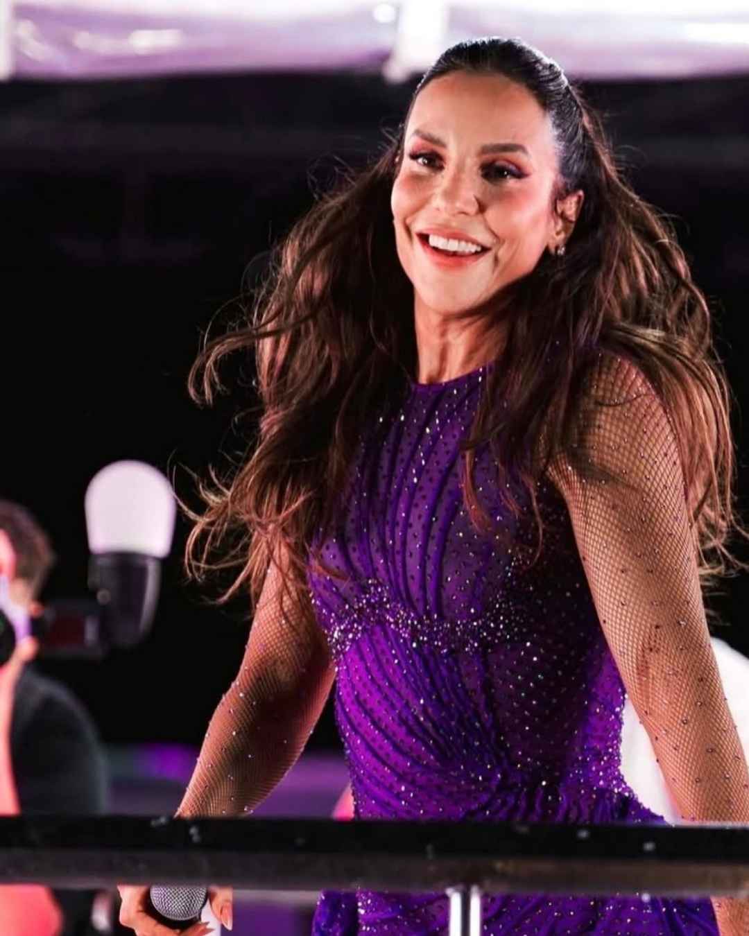 Ivete Sangalo alegrando a plateia durante show Ivete Sangalo alegrando a plateia durante show