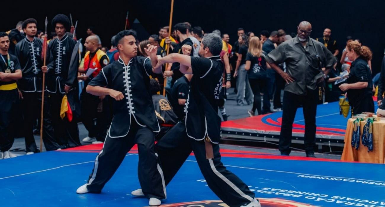 Atletas de kung fu durante evento organizado pela CBAMC
