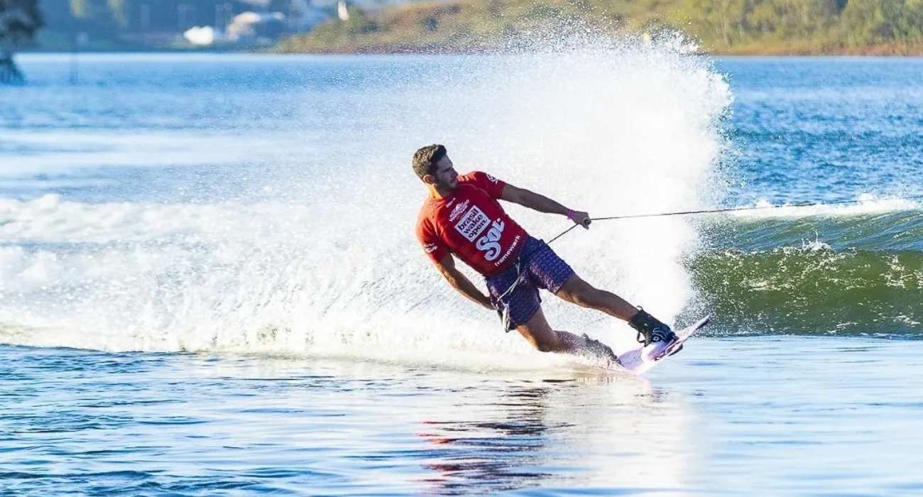 Atleta durante prova do Circuito Brasileiro de Wakeboard