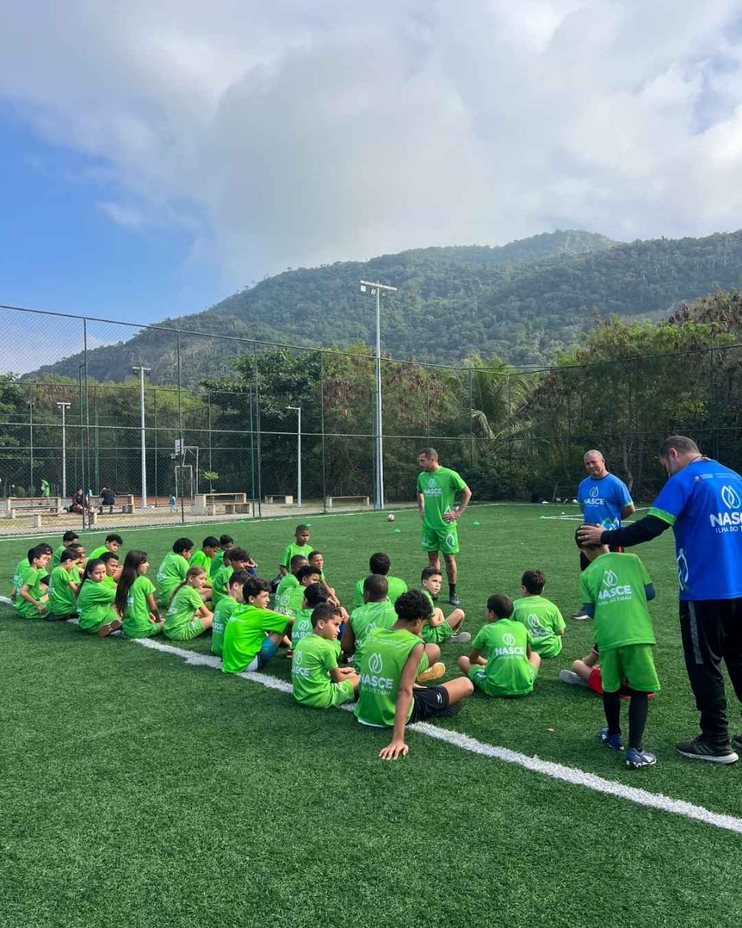 Crianças e jovens participam de atividades esportivas na Ilha do Tibau