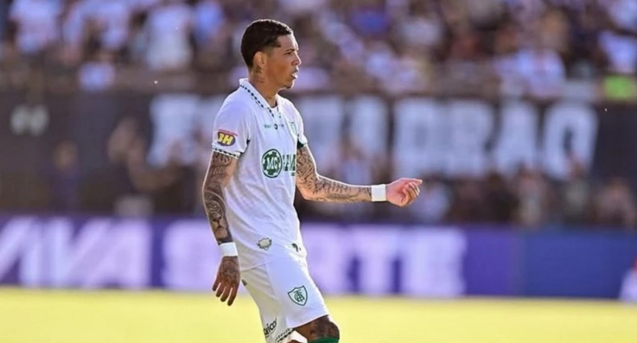 Kauã Diniz em ação pelo América-MG durante partida oficial Kauã Diniz em ação pelo América-MG durante partida oficial