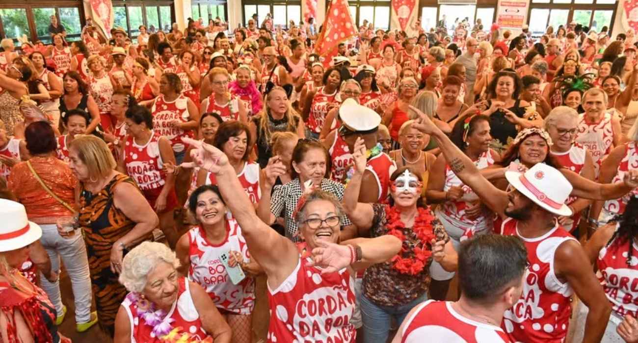 Cordão da Bola Branca durante desfile de Carnaval em Icaraí