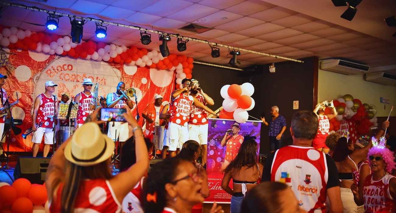 Cordão da Bola Branca anima pré-Carnaval no Praia Clube São Francisco Cordão da Bola Branca anima pré-Carnaval no Praia Clube São Francisco