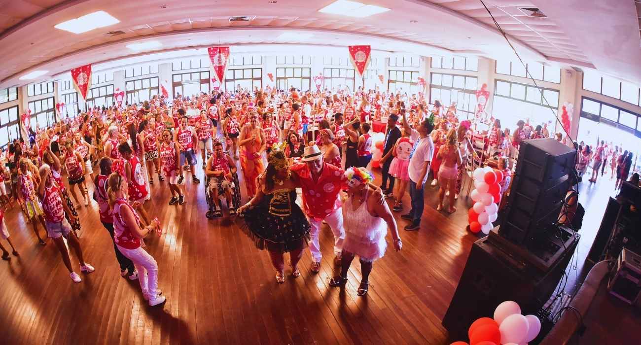 Cordão da Bola Branca reúne foliões de todas as idades no pré-Carnaval de Niterói Cordão da Bola Branca reúne foliões de todas as idades no pré-Carnaval de Niterói