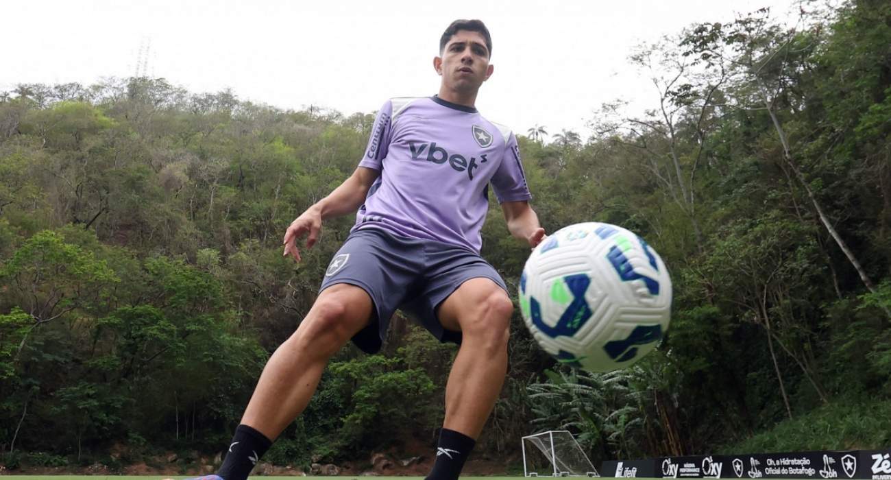 Savarino em ação pelo Botafogo durante partida da temporada