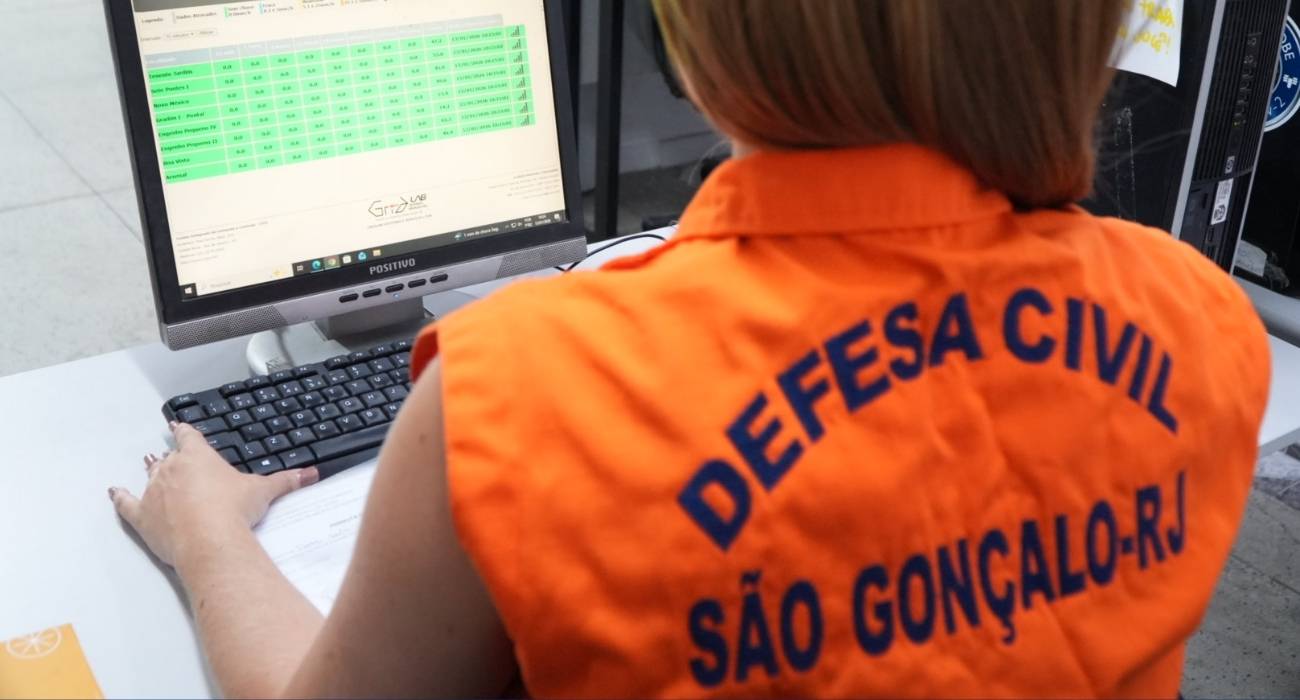 Sirenes da Defesa Civil de São Gonçalo em área de risco durante monitoramento de chuvas
