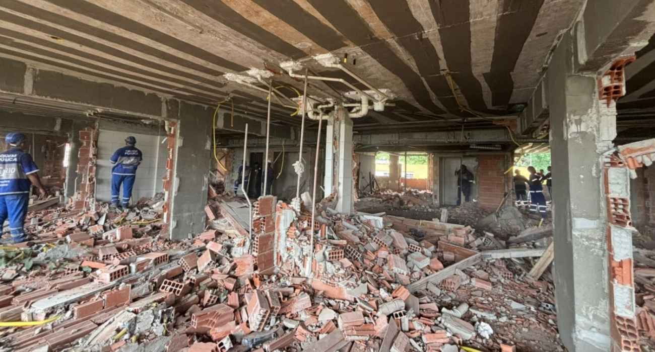Demolição de centro comercial irregular no Pechincha