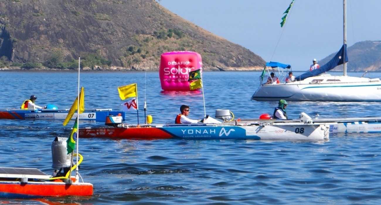 Embarcações movidas a energia solar competem durante o Desafio Sol & Mar em Araruama Embarcações movidas a energia solar competem durante o Desafio Sol & Mar em Araruama