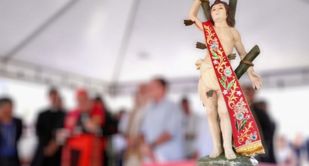 Fiéis participam da procissão de São Sebastião no Centro do Rio