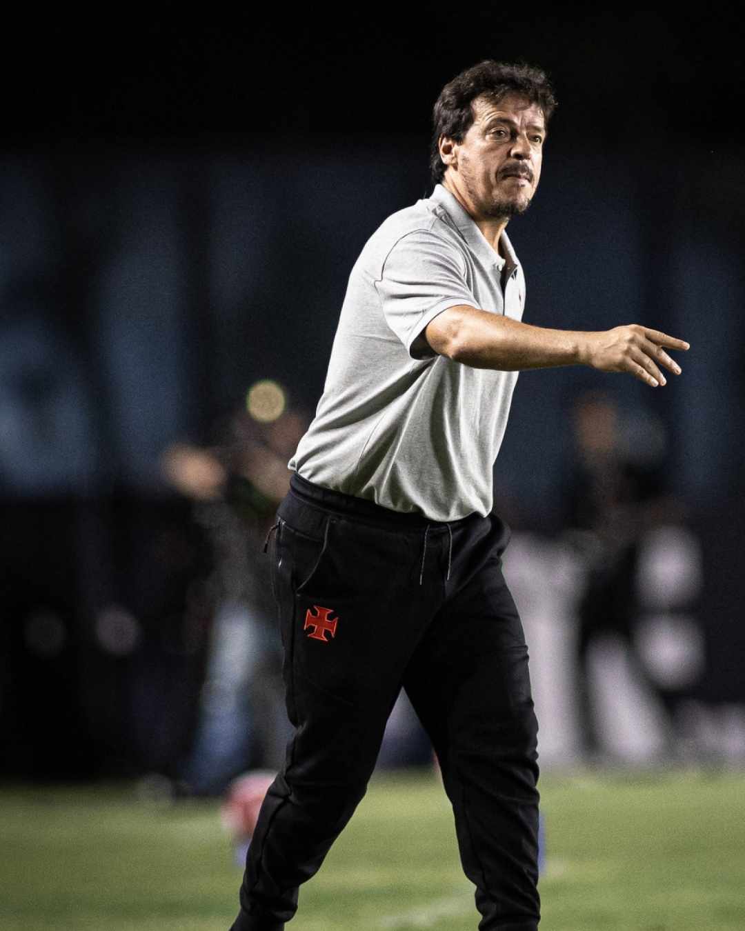 Fernando Diniz observa Andrés Gómez em vitória do Vasco