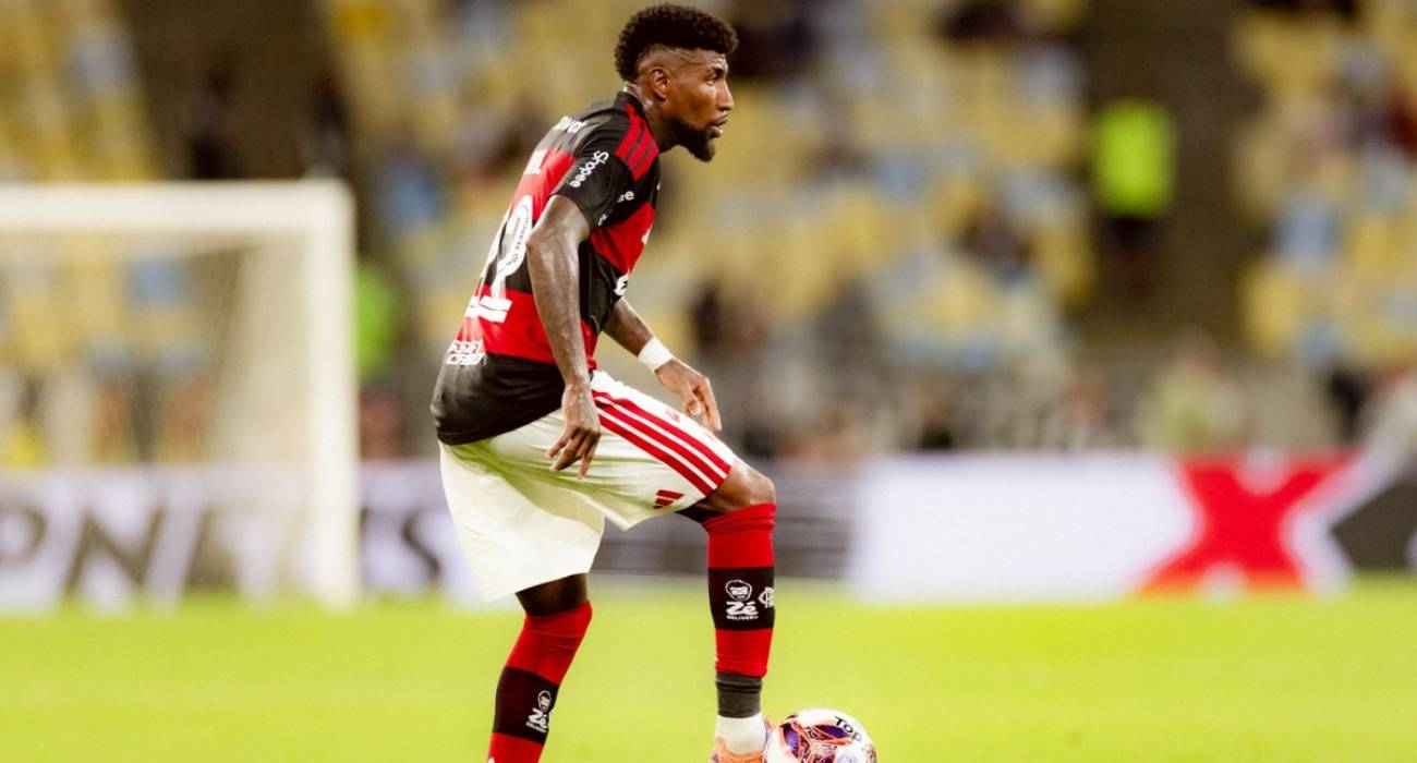 Emerson Royal em ação pelo Flamengo no clássico contra o Vasco Emerson Royal em ação pelo Flamengo no clássico contra o Vasco