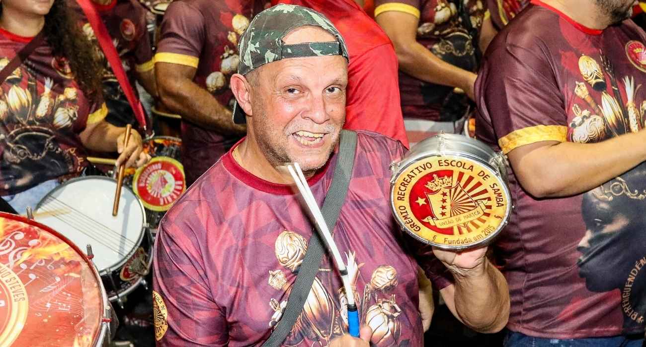 Ensaio de rua da União de Maricá no Centro da cidade