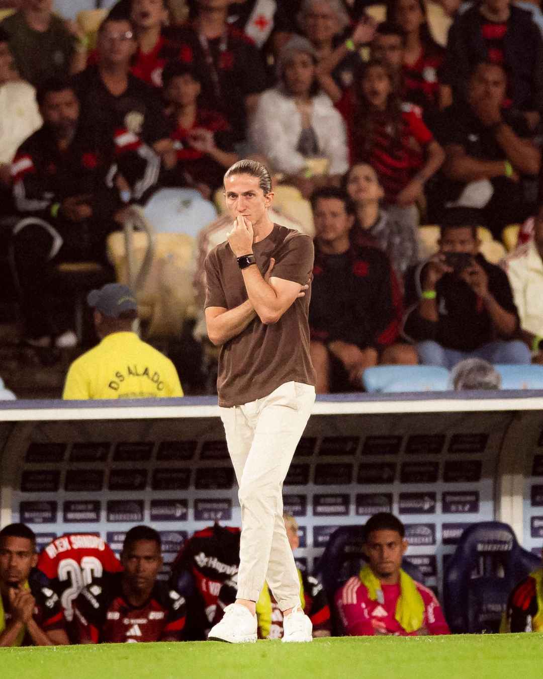 Filipe Luís orienta o Flamengo no clássico contra o Vasco no Maracanã