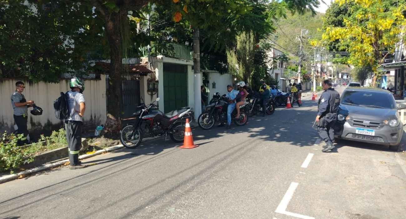 Fiscalização integrada combate motos barulhentas em Niterói Fiscalização integrada combate motos barulhentas em Niterói
