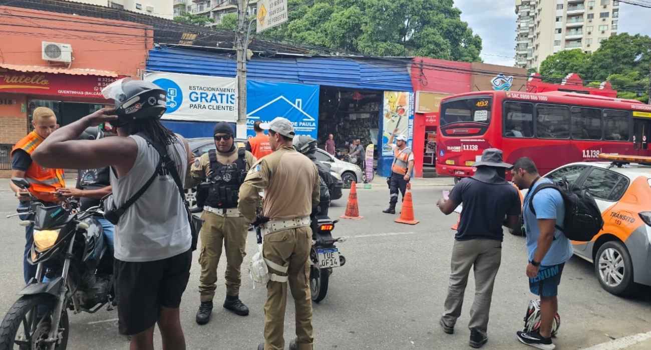 Agentes da NitTrans realizam fiscalização contra motos barulhentas em Niterói
