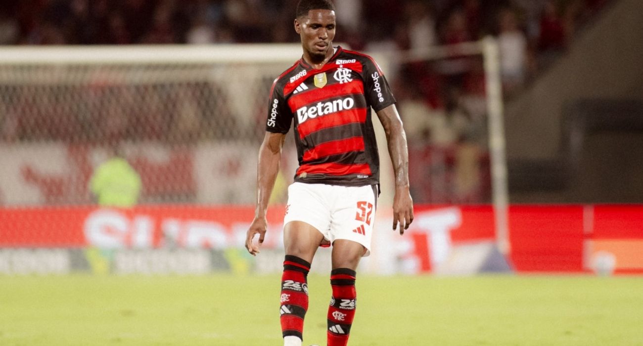 Evertton Araújo em ação pelo Flamengo no Maracanã