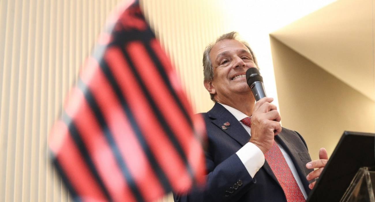 Jovens atletas do Flamengo treinam no Ninho do Urubu