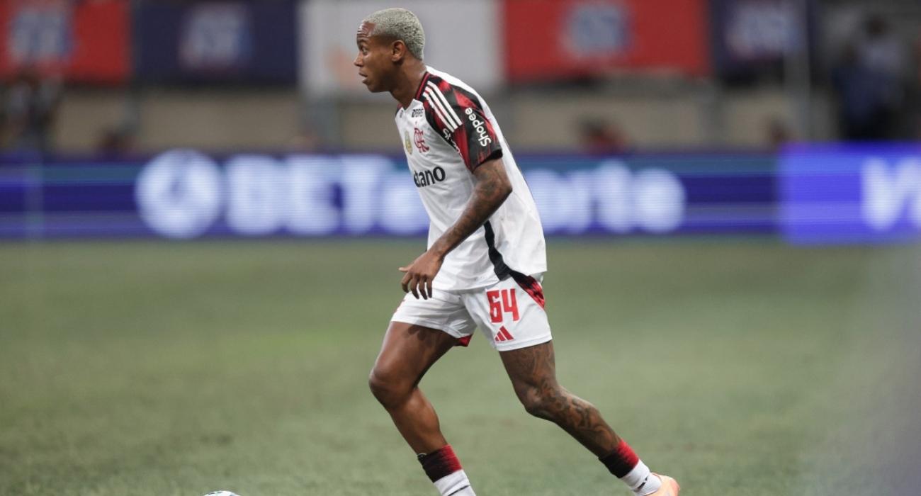 Jogador Wallace Yan durante treino do Flamengo