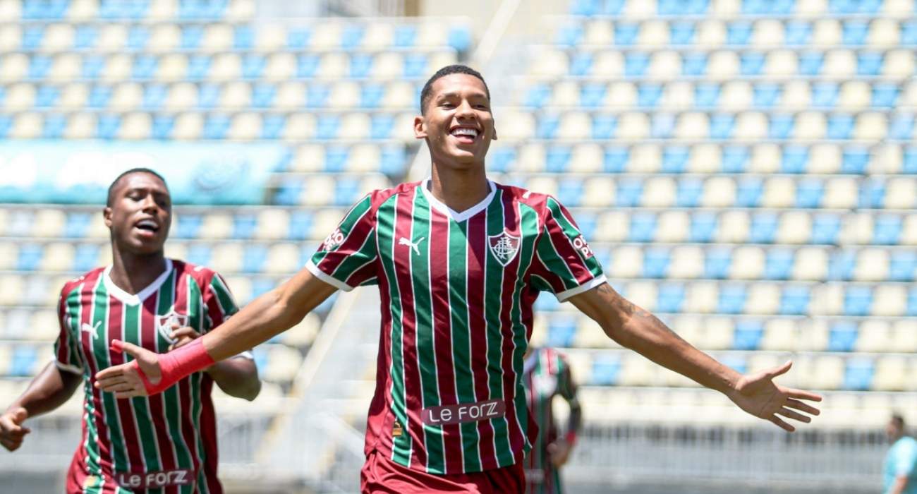 Jogadores do Fluminense comemoram gol na Copinha em Santana de Parnaíba