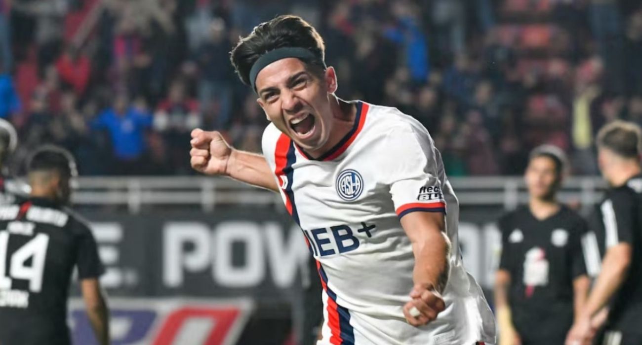 Alexis Cuello em ação pelo San Lorenzo durante partida do Campeonato Argentino Alexis Cuello em ação pelo San Lorenzo durante partida do Campeonato Argentino