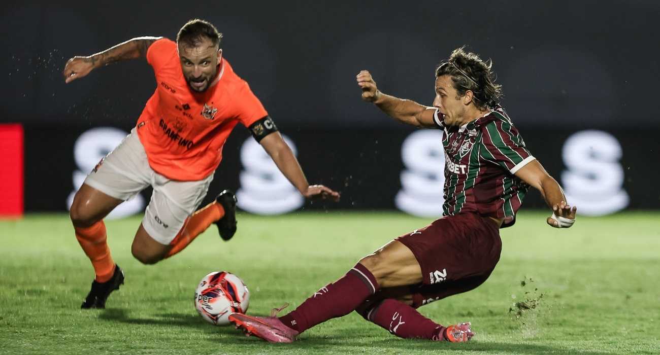 Jogador do Fluminense durante disputa de bola pela vitória do Fluminense sobre o Nova Iguaçu Jogador do Fluminense durante disputa de bola pela vitória do Fluminense sobre o Nova Iguaçu