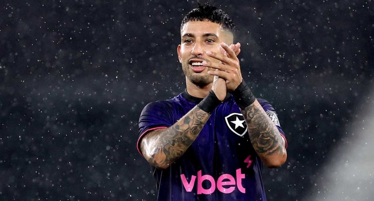 Santi Rodríguez cobra falta e marca para o Botafogo no Nilton Santos