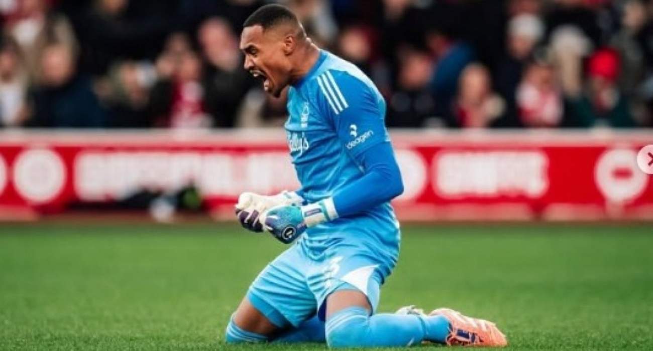 Goleiro John em partida pelo Nottingham Forest