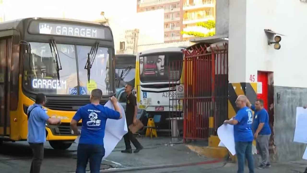Motoristas e funcionários em protesto em frente à garagem de ônibus da Viação Vila Isabel, na Zona Norte do Rio de Janeiro, durante paralisação nesta quinta-feira (15).